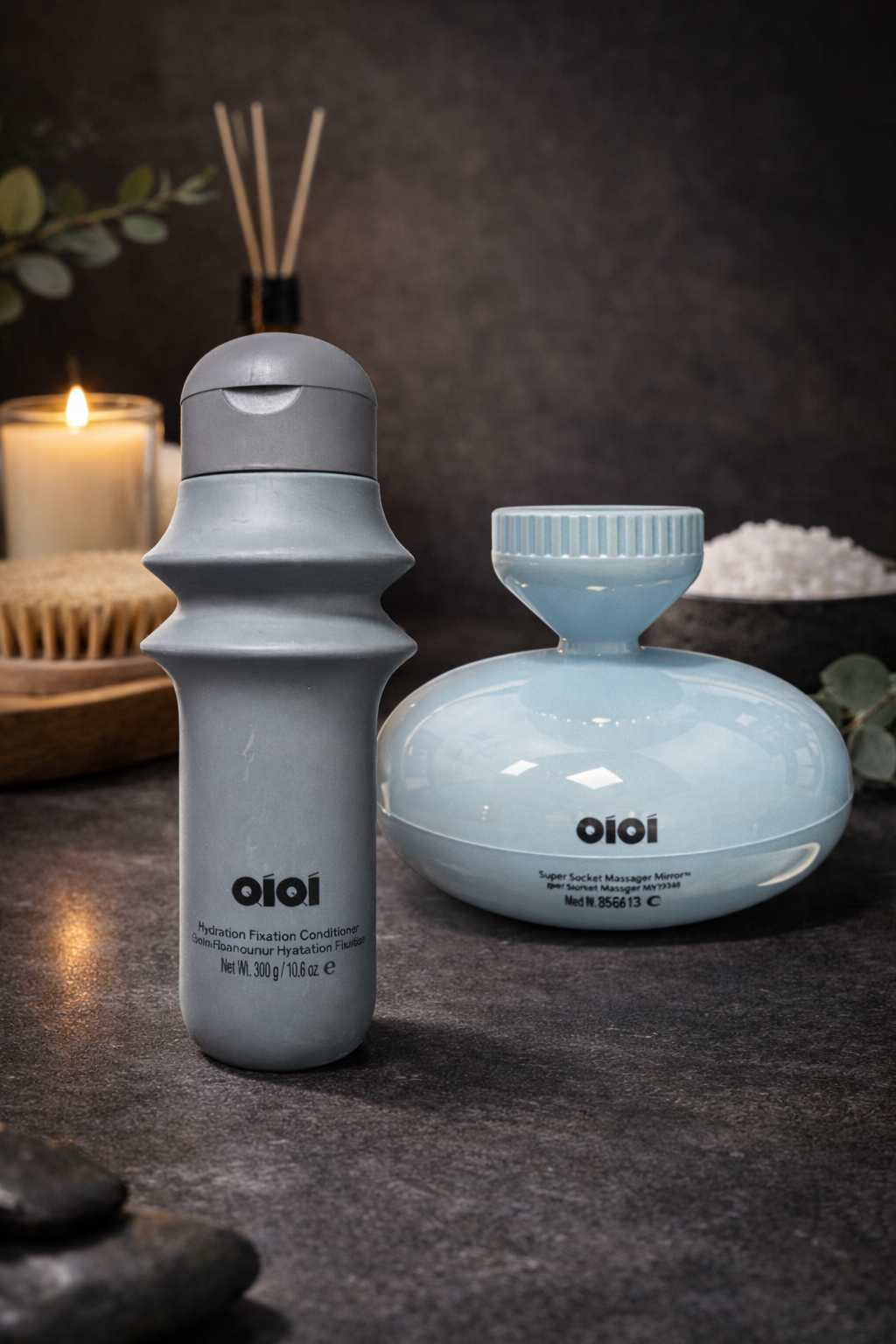 QiQi Super Soaker Smoothing Masque mit QiQi Hydration Fixation Conditioner graue Conditioner Flasche vor dunklem eleganten Hintergrund QiQi