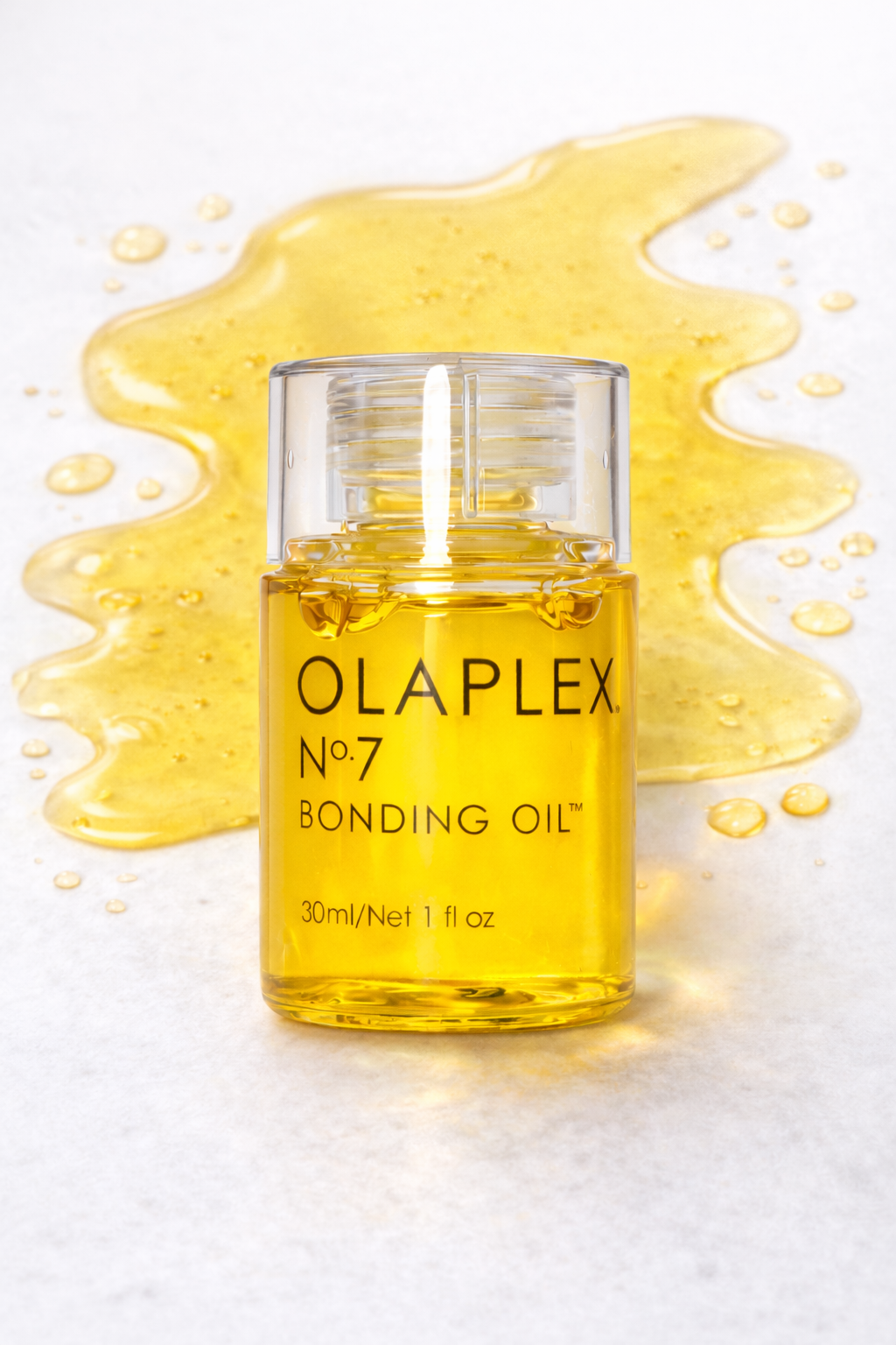 Olaplex No.7 Bonding Oil Produkt mit leicht verteiltem Öl im Hintergrund auf hellem Untergrund – Olaplex