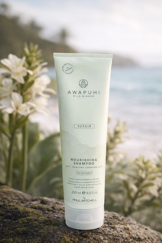 Awapuhi Wild Ginger Repair Nourishing Shampoo, Produkt auf Sand mit weißem Ingwer in natürlicher Umgebung – Paul Mitchell