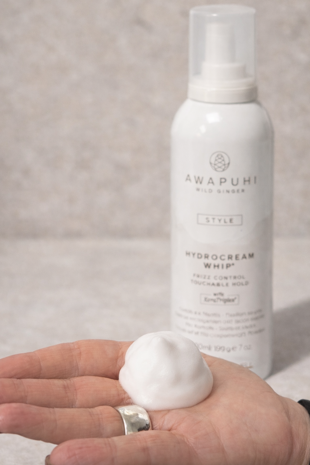 Hydrocream Whip 200 ml im Hintergrund mit Schaum in Hand im Vordergrund – Paul Mitchell