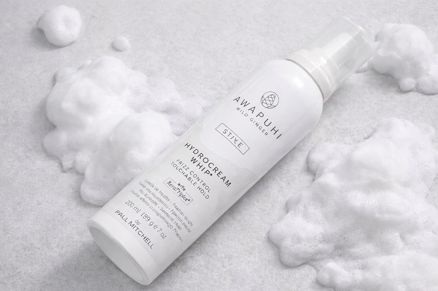 Hydrocream Whip 200 ml liegend mit weißem Schaum auf ruhigem Hintergrund – Paul Mitchell