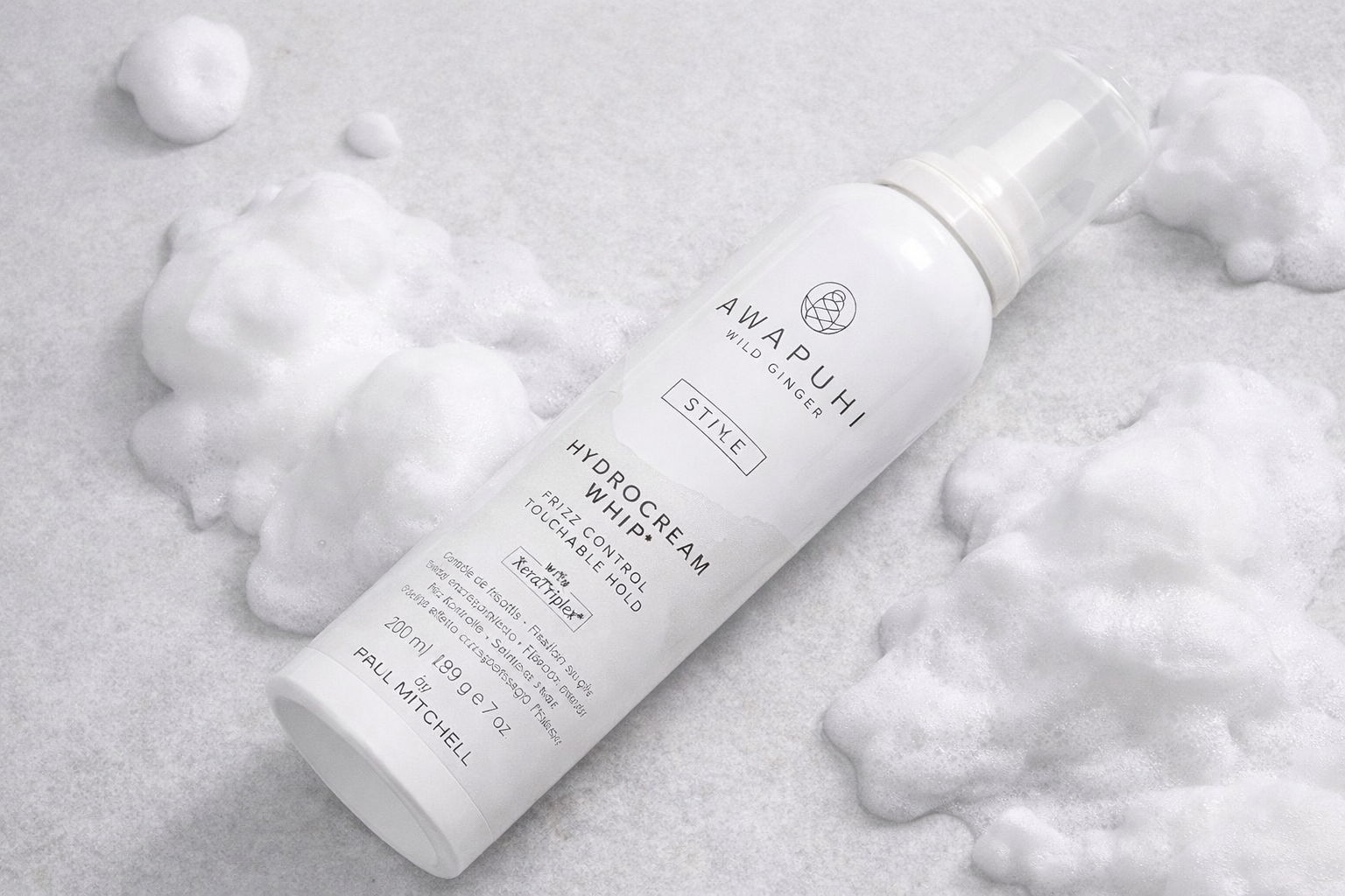 Hydrocream Whip 200 ml liegend mit weißem Schaum auf ruhigem Hintergrund – Paul Mitchell