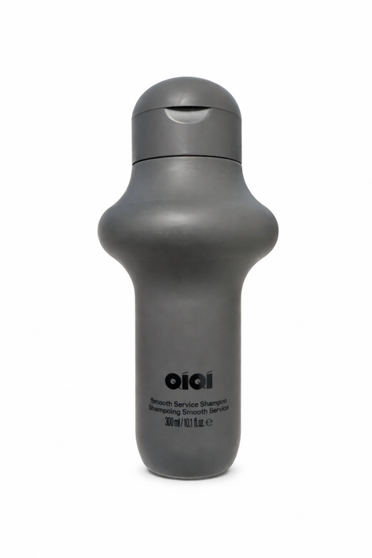 QiQi Smooth Service Shampoo, graue Shampoo Flasche freigestellt vor weißem Hintergrund – QiQ