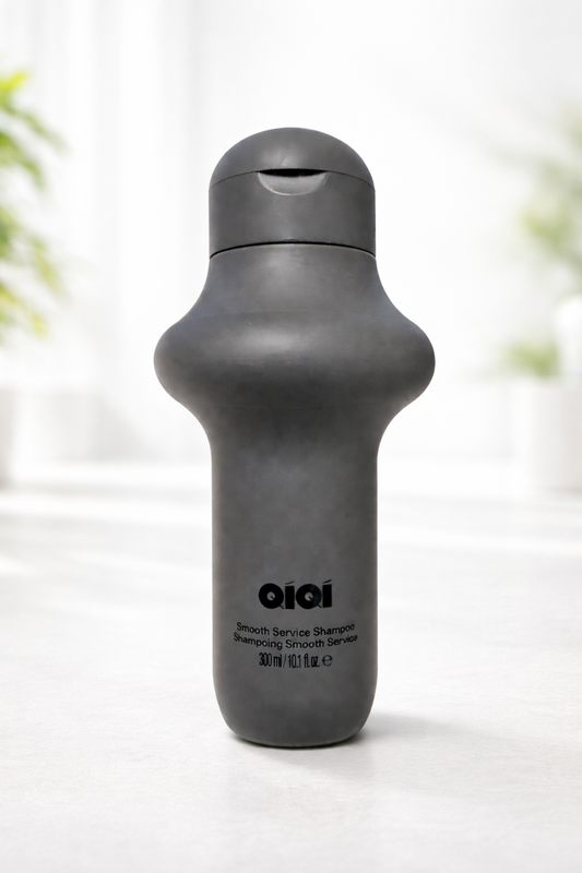 QiQi Smooth Service Shampoo, graue Shampoo Flasche vor hellem natürlichem Hintergrund – QiQi