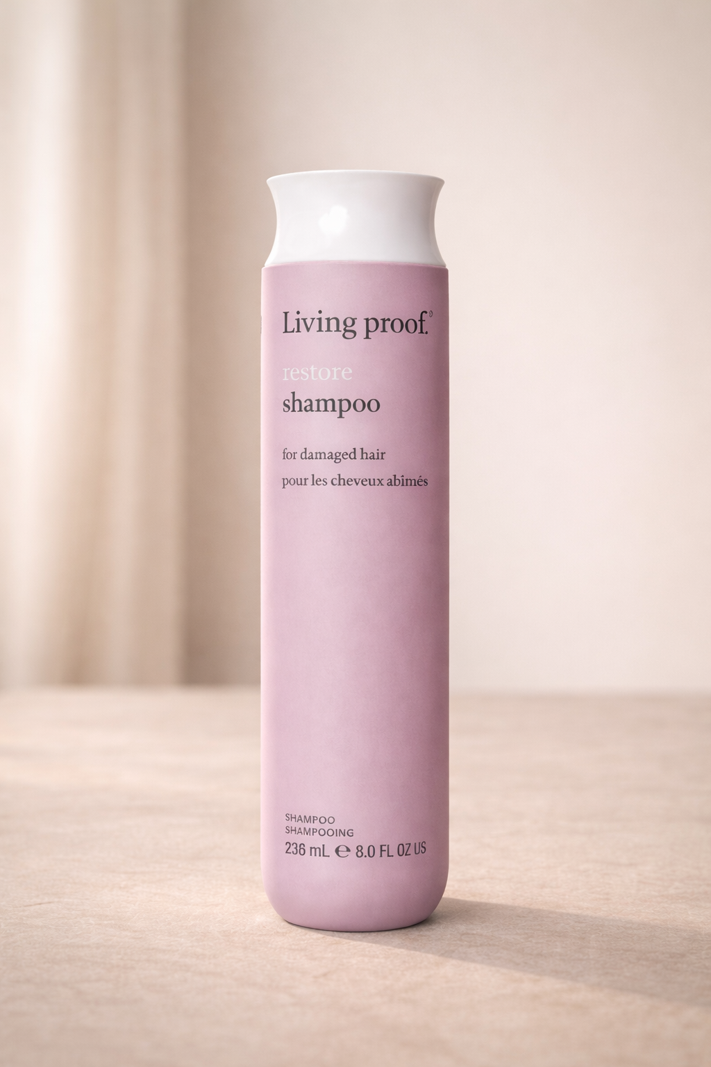 Living Proof Restore Shampoo auf warmer Holzfläche mit natürlicher Tiefenwirkung – Living Proof