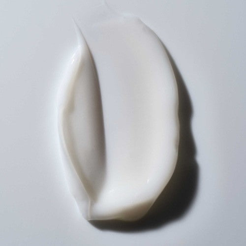 Living Proof Curl Shampoo cremige Pflegetextur als Produktauftrag freigestellt auf neutralem Hintergrund – Living Proof