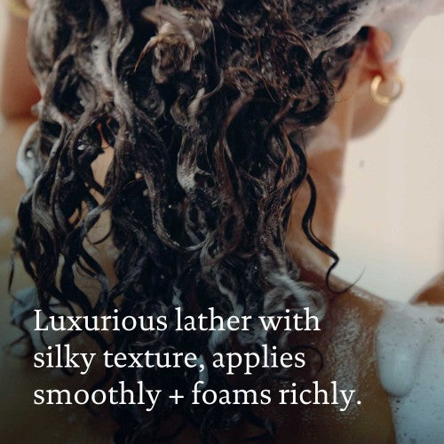 Living Proof Full Shampoo reichhaltiger Schaum mit seidiger Textur während der Haarwäsche – Living Proof