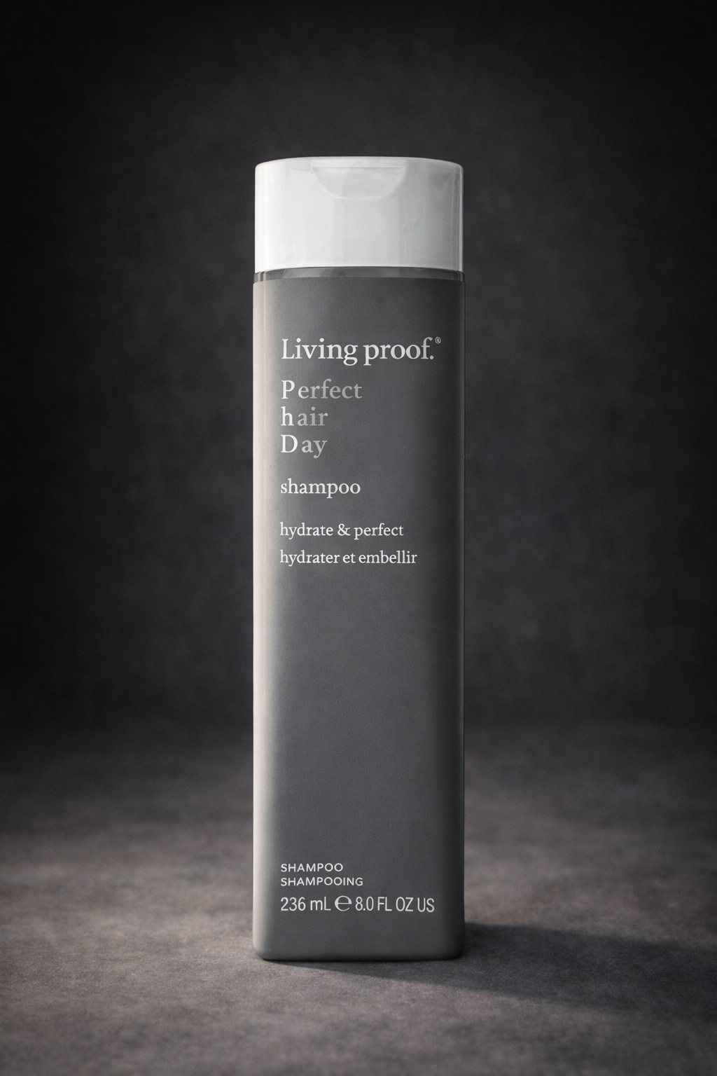 Living Proof Perfect Hair Day Shampoo anthrazit Hintergrund mit ruhiger Lichtstimmung – Living Proof