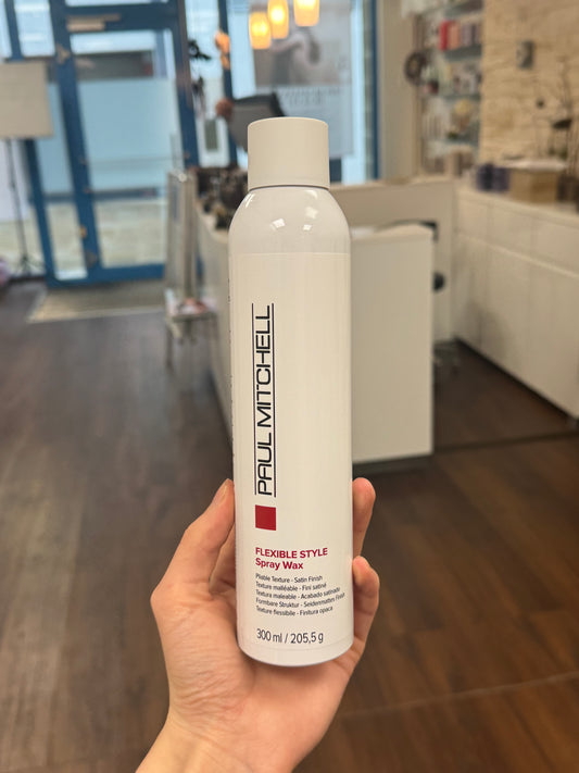 Paul Mitchell Flexible Style Spray Wax Styling Spray für flexible Textur und natürlichen Halt, in Hand im Salon – Paul Mitchell