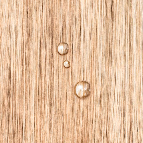 Color WOW Dream Coat wasserabweisende Tropfen auf glatter Blondhaarstruktur zur Frizz Reduktion – Color WOW