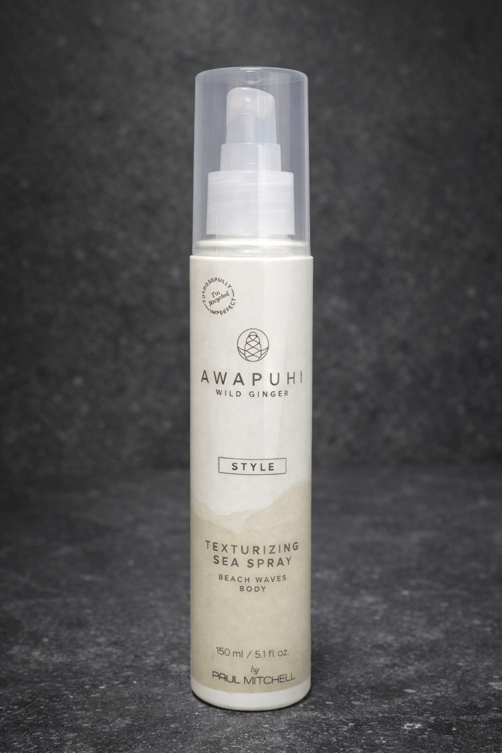 Texturizing Sea Spray 150 ml auf dunkler Steinoberfläche mit edler Optik – Paul Mitchell