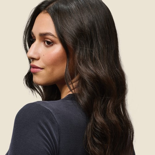 Living Proof Vanishing Oil Model mit glattem glänzendem Haar nach Anwendung des Pflegeöls – Living Proof