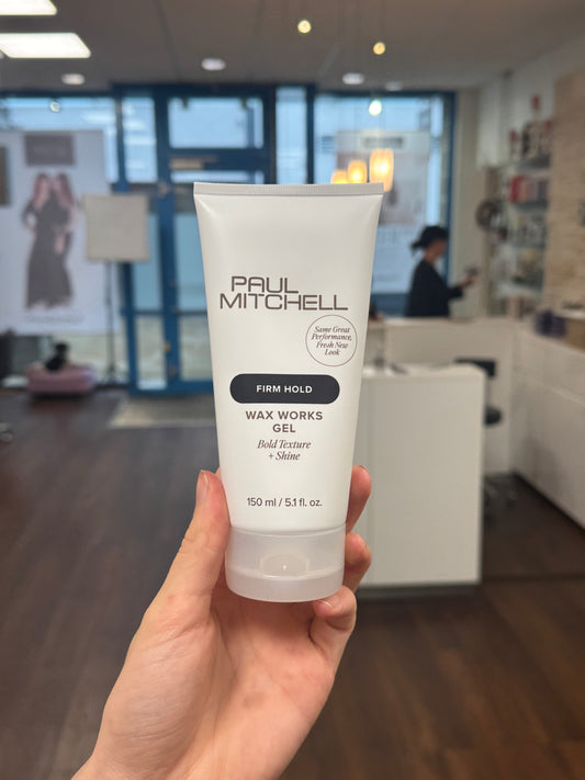 Paul Mitchell Wax Works Gel Firm Hold Styling Gel in Hand im Salon, natürliche Anwendungssituation – Paul Mitchell